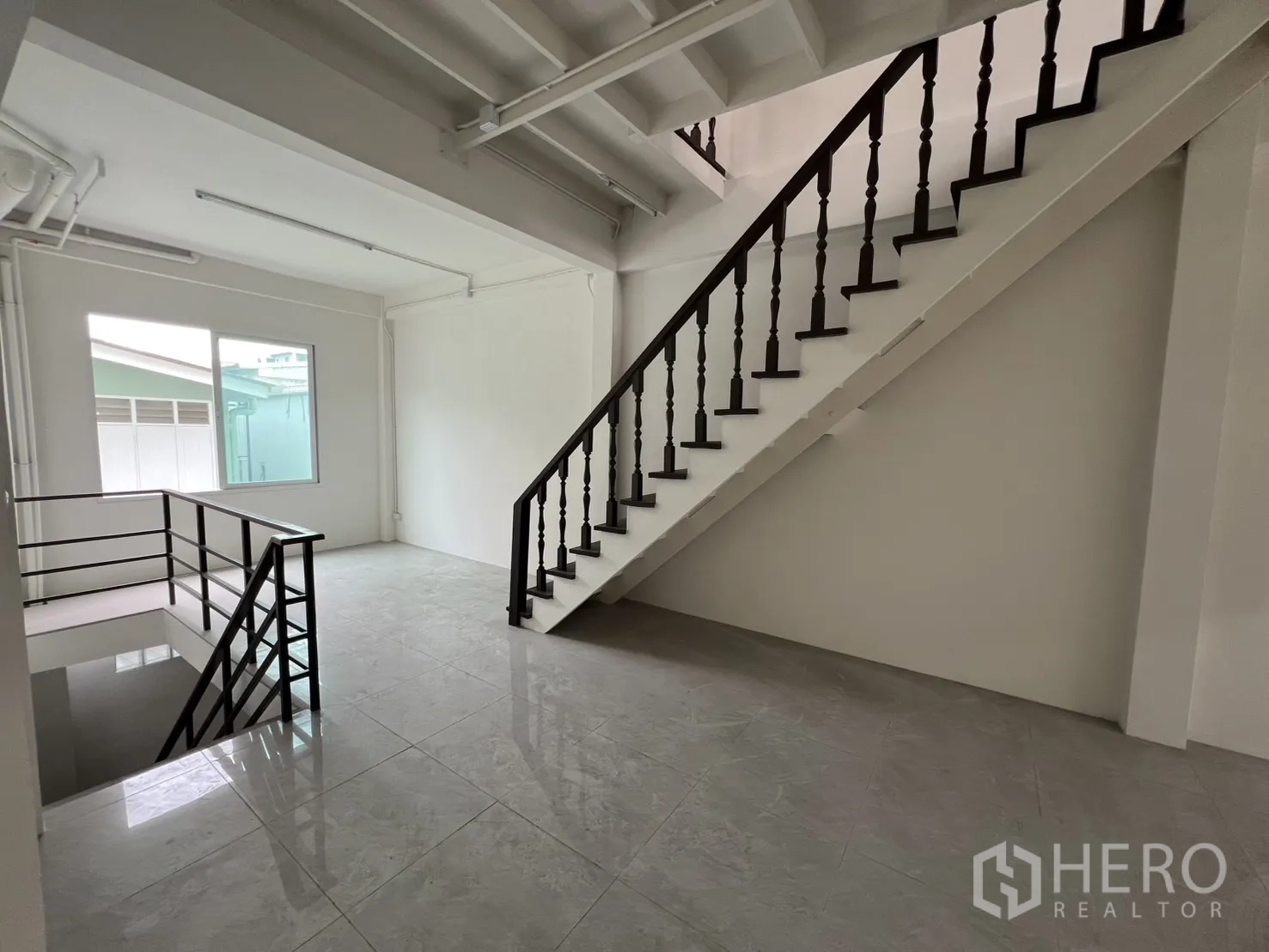 店屋 出租在Khlong Toei, Bangkok - 楼梯平台，窗户与亮面地砖。
