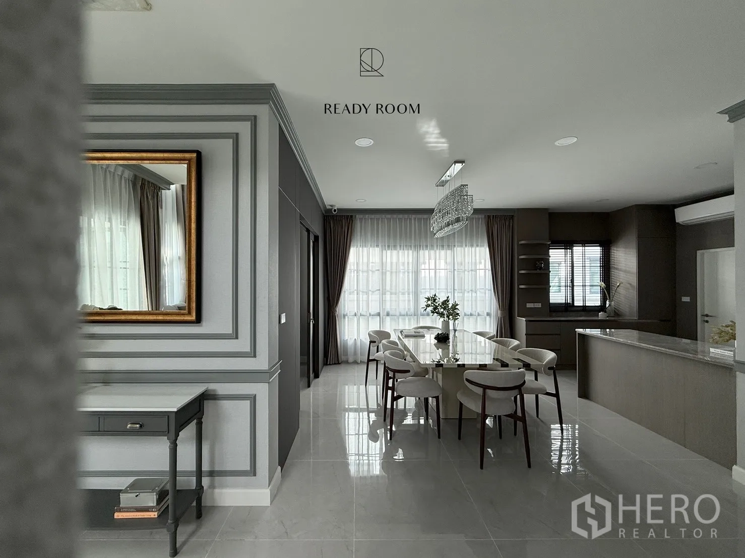 บ้าน ให้เช่าหรือขายในBang Phli, Samut Prakan - โถงนั่งเล่น-ทานอาหารแบบโอเพ่นแปลน พื้นกระเบื้องเงางาม พร้อมผนังบัวและผ้าม่านสูงจรดเพดาน