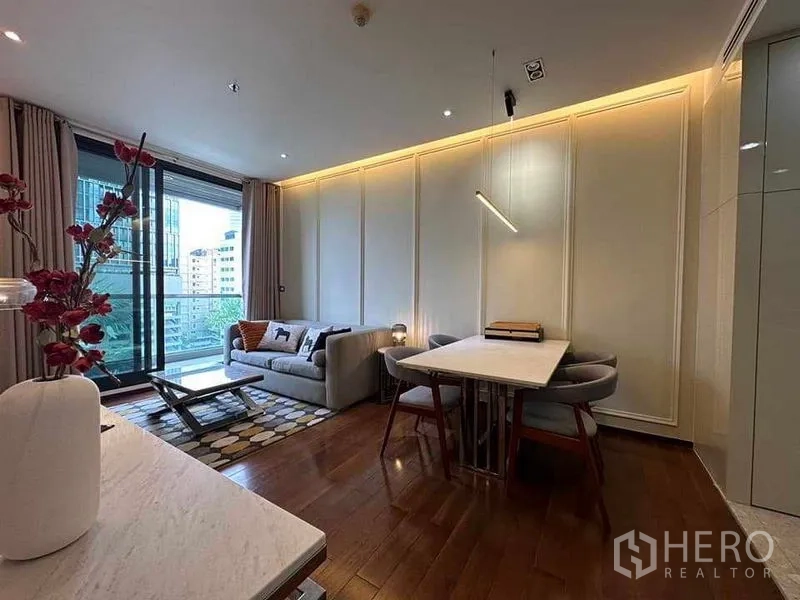 คอนโด ให้เช่าในKhlong Toei, Bangkok - โซนห้องนั่งเล่นและรับประทานอาหารแบบโอเพ่น ติดระเบียงและไฟซ่อนอุ่น