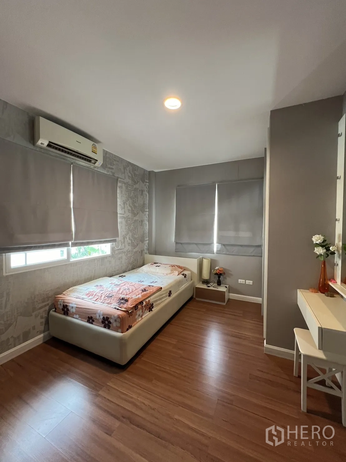 Detached House for rent in Bang Kapi, Bangkok - Second bedroom with single bed, study desk and air conditioner.