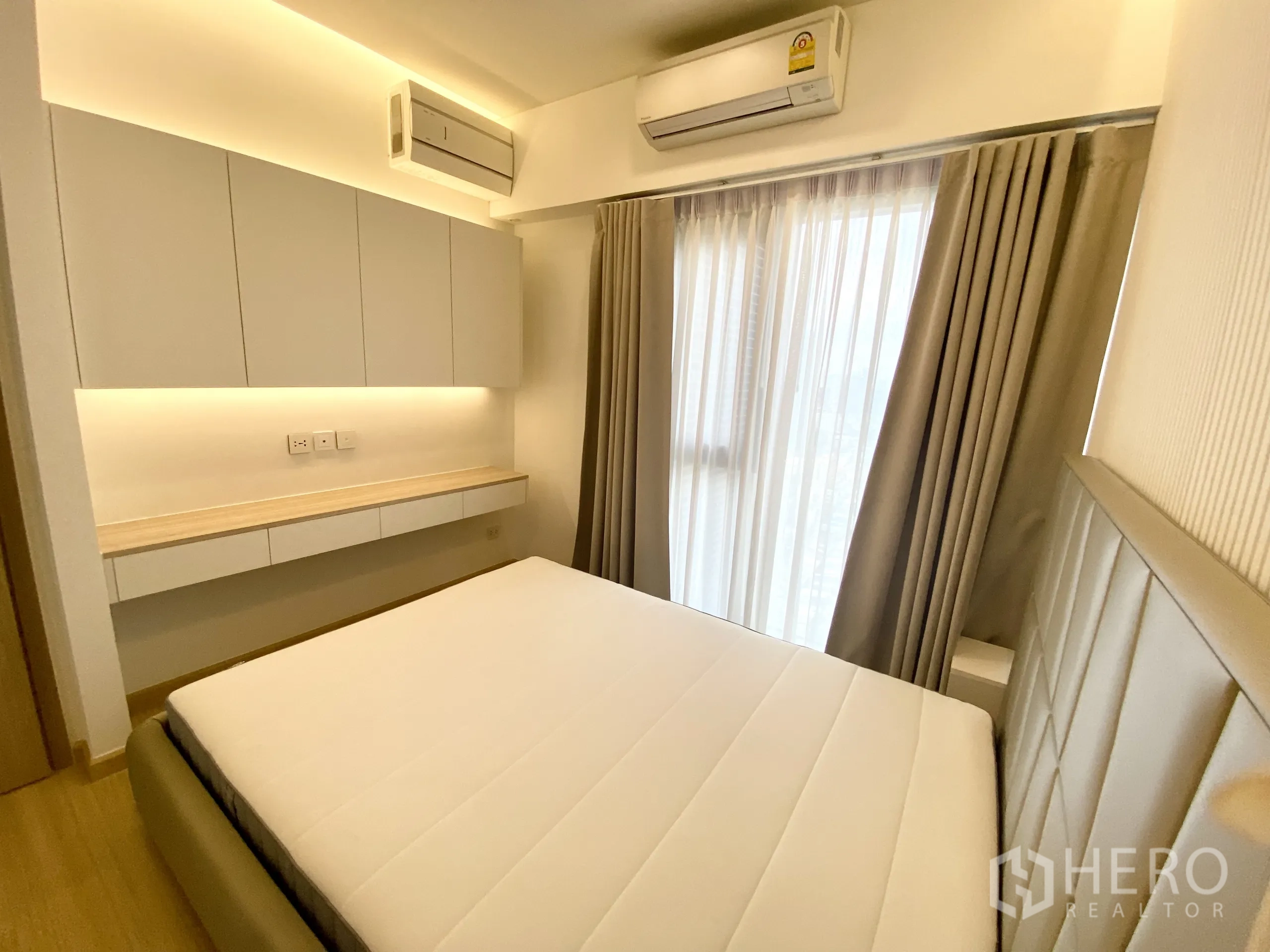 คอนโด ให้เช่าในPhra Khanong, Bangkok - มุมห้องนอนติดเครื่องปรับอากาศสองเครื่อง ตู้และโต๊ะบิวท์อิน พร้อมม่านโปร่ง