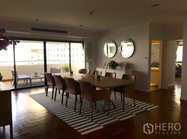 คอนโด ให้เช่าในBangkok - ห้องรับประทานอาหารโต๊ะยาวแปดที่นั่ง พรมลายทาง และประตูกระจกออกระเบียง