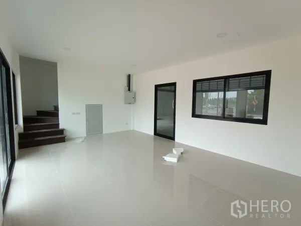 คลังสินค้า ให้เช่าหรือขายในBang Yai, Nonthaburi - โถงออฟฟิศโล่งพร้อมบันไดขึ้นชั้นสอง หน้าต่างบานเลื่อนและประตูกระจกกั้นห้อง