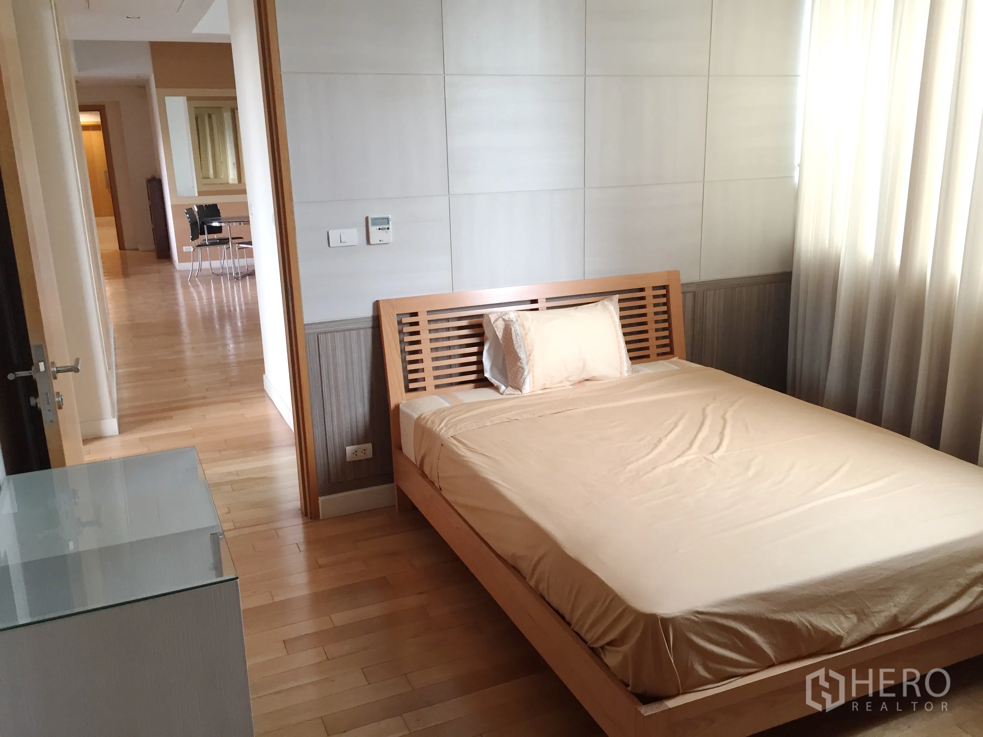 คอนโด ให้เช่าในKhlong Toei, Bangkok - ห้องนอนรอง เตียงไม้ ผ้าม่านทึบแสง มองออกไปยังโถงเปิดโล่ง