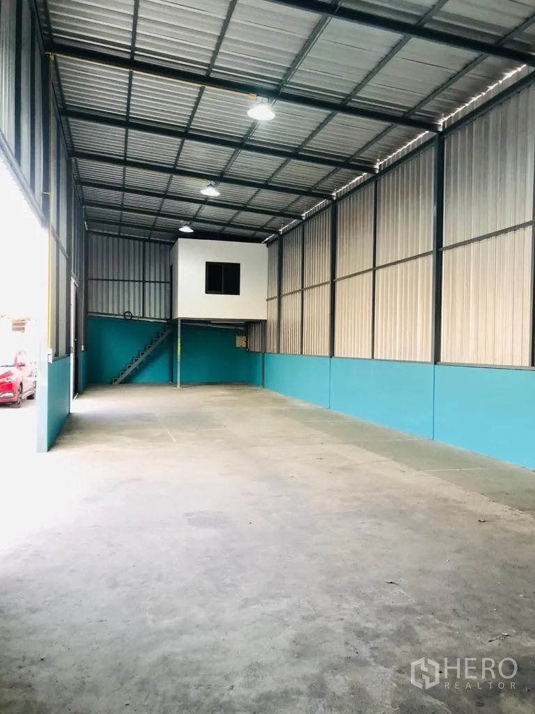 คลังสินค้า ให้เช่าในSaphan Sung, Bangkok - ภายในโกดังโครงสร้างเหล็กเพดานสูง พื้นคอนกรีต ไฟสว่าง มีชั้นลอยสำนักงานและช่องเปิดกว้าง
