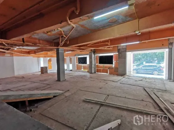 พื้นที่ขายปลีก ให้เช่าในKhlong Toei, Bangkok - ยูนิตร้านค้าแบบเปิดพร้อมกระจกหน้าร้านติดถนน คานสีส้ม กำลังปรับปรุง