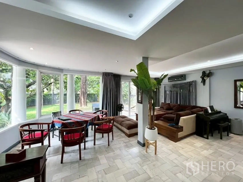 บ้านเดี่ยว for rent in Phra Khanong, Bangkok - พื้นที่นั่งเล่นและรับประทานอาหารสว่างไสวด้วยหน้าต่างโค้งรอบด้าน