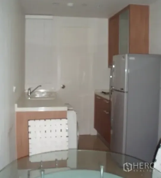 คอนโด ให้เช่าในRatchathewi, Bangkok - ครัวแบบแกลเลย์กะทัดรัด มีอ่างล้างจาน ตู้เก็บของ และตู้เย็นขนาดใหญ่ ในคอนโดมิเนียมย่านราชเทวี