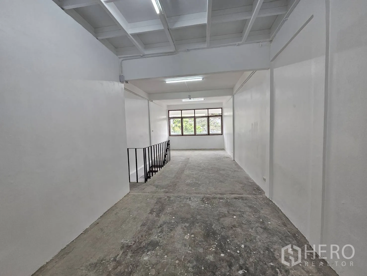 สำนักงานที่บ้าน ให้เช่าในKhlong Toei, Bangkok - พื้นที่ทำงานสว่าง ฝ้าเพดานสีขาวและหน้าต่างกว้าง