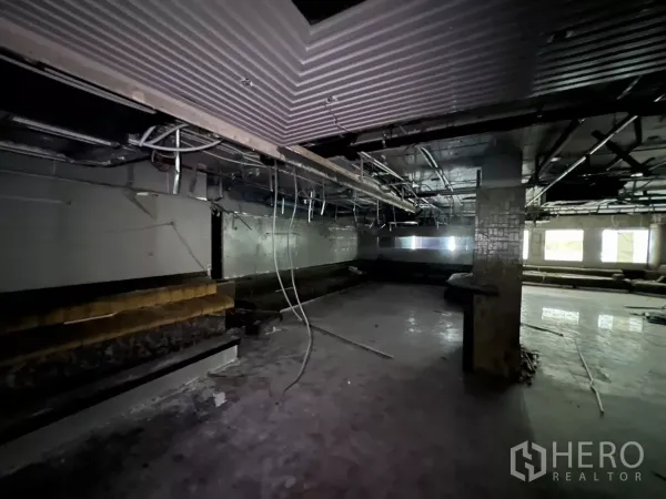 พื้นที่ขายปลีก ให้เช่าในKhlong Toei, Bangkok - โถงกว้างมืด เพดานเปลือย เสา และหน้าต่างโดยรอบ