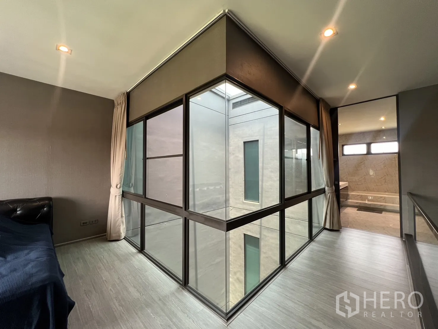 联排别墅 出租在Lat Phrao, Bangkok - 樓上走道轉角玻璃，面向中庭，後方連接衛浴。