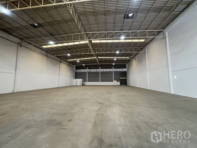 工厂 出租在Khlong Luang, Pathum Thani - 明亮开阔的生产大厅，照明充足，地面平整。