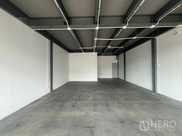 零售空间 出租在Khlong Toei, Bangkok - 开阔的零售空间，外露钢梁、混凝土地面与白色墙面。