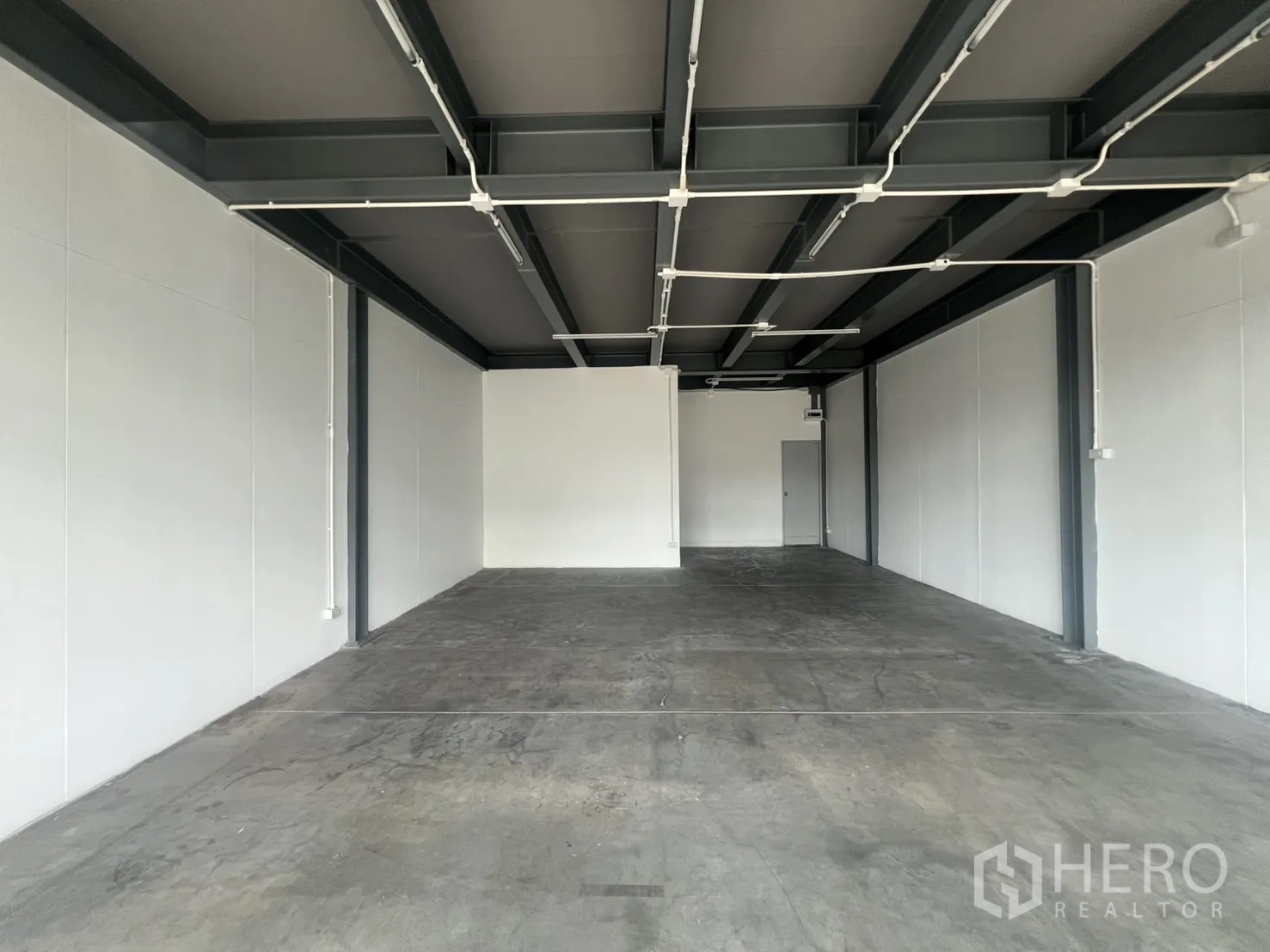 零售空间 出租在Khlong Toei, Bangkok - 开阔的零售空间，外露钢梁、混凝土地面与白色墙面。