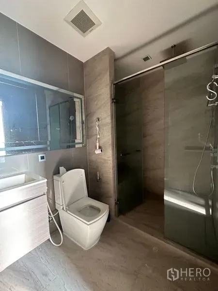 คอนโด ให้เช่าในWatthana, Bangkok - ห้องน้ำโมเดิร์นพร้อมอ่างล้างหน้า โถสุขภัณฑ์ และตู้ฝักบัวกระจก