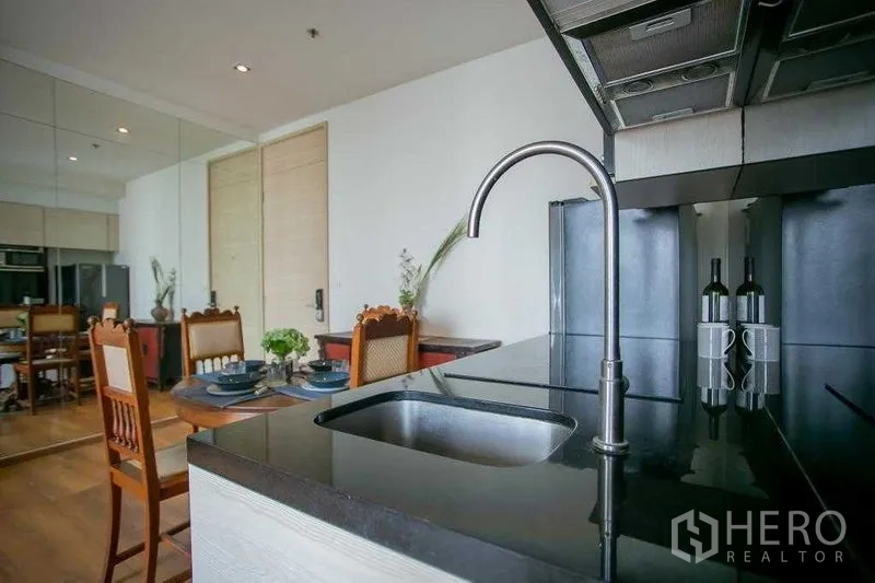 คอนโด ขายในKhlong Toei, Bangkok - ซูมใกล้อ่างล้างจานเคาน์เตอร์หินสีดำพร้อมก๊อกคอหงส์