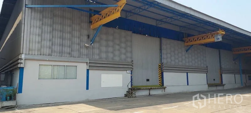 工厂 出租在Phra Pradaeng, Samut Prakan - 仓库外立面，设高位装卸月台与雨棚。