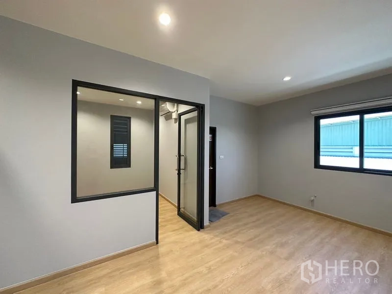 โรงงาน ให้เช่าหรือขายในLam Luk Ka, Pathum Thani - พื้นที่สำนักงานรอง พร้อมห้องภายในกระจกและแสงธรรมชาติ.