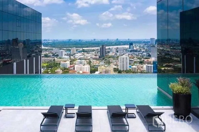 Condominium for rent in Sathon, Bangkok - Infinity pool deck with sun loungers and wide city views.