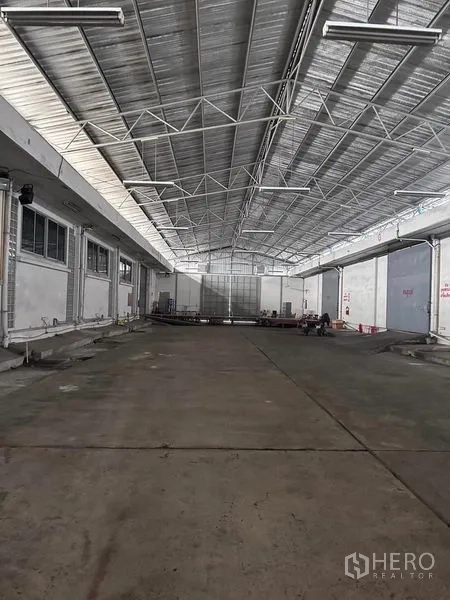 คลังสินค้า ให้เช่าในMueang Samut Prakan, Samut Prakan - ลานโหลดสินค้ามีหลังคาทอดยาว พื้นคอนกรีตและช่องรับแสง รองรับรถบรรทุก