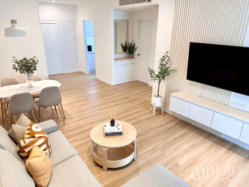 คอนโด ให้เช่าในKhlong San, Bangkok - ห้องนั่งเล่นโอเพ่นแพลน พร้อมทีวีติดผนัง ตู้ลอย และชุดโต๊ะอาหาร 4 ที่นั่ง