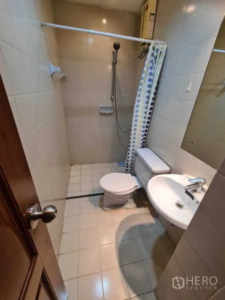 คอนโด ให้เช่าในWatthana, Bangkok - ห้องน้ำขนาดกะทัดรัด พร้อมฝักบัวแบบวอล์กอิน โถสุขภัณฑ์ และอ่างล้างหน้า