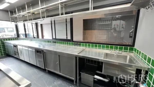 อาคารพาณิชย์ ให้เช่า - เคาน์เตอร์สแตนเลส ซิงก์ และตู้แช่เรียงตามผนังติดหน้าต่างในครัว