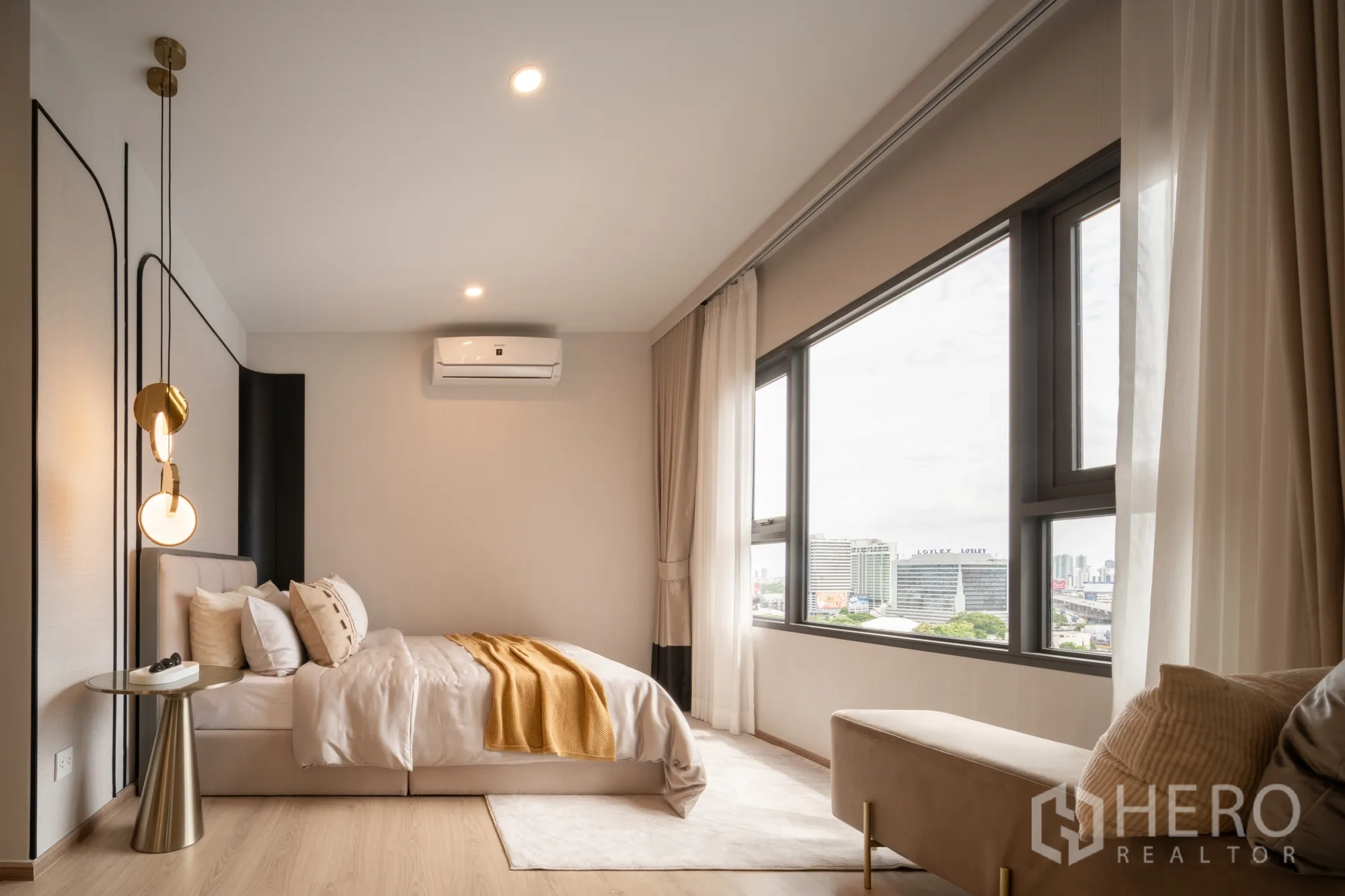 公寓 for sale in Khlong Toei, Bangkok - 宽敞卧室设大转角窗、窗边长凳，可观城市天际线。