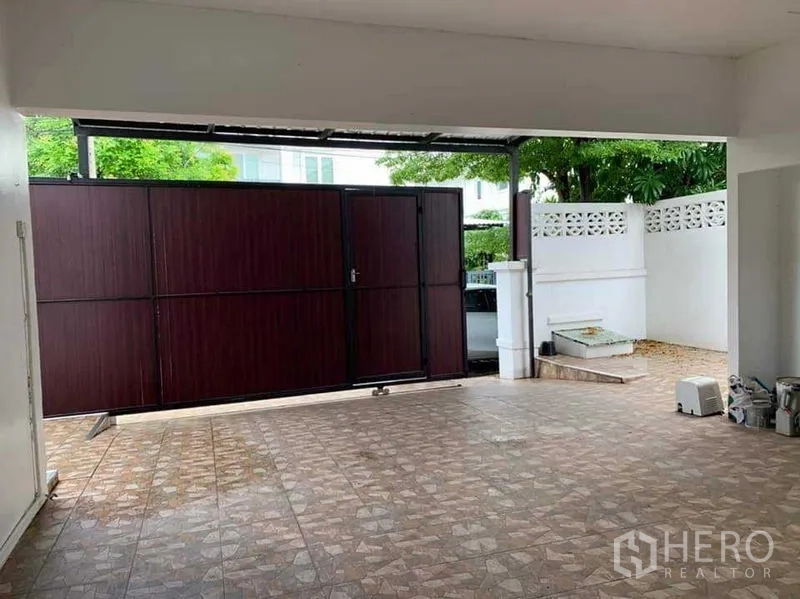 บ้าน ขายในSai Mai, Bangkok - ที่จอดรถในร่ม พร้อมประตูรั้วสไลด์ไม้