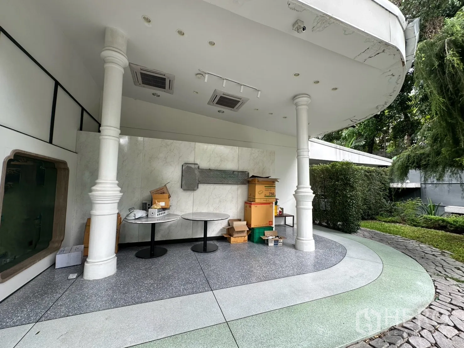 Detached House for rent in Watthana, Bangkok - Covered terrace with white columns and marble wall panels.