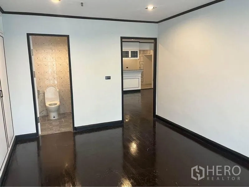 คอนโด ให้เช่าหรือขายในWatthana, Bangkok - ห้องนอนมีประตูเข้าห้องน้ำในตัว มองเห็นทางไปครัว