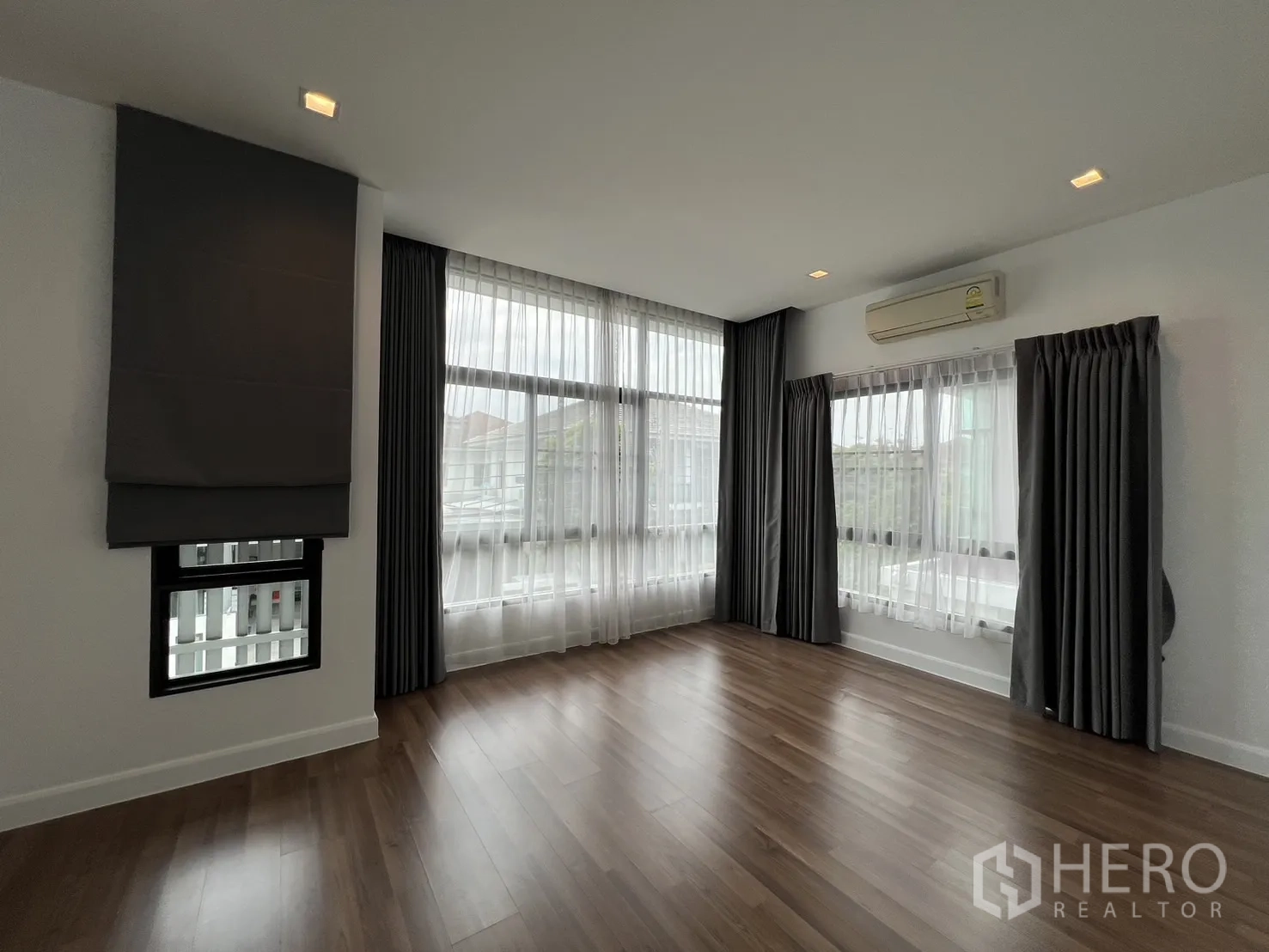 独立式住宅 出租在Bang Kapi, Bangkok - 次卧转角，大窗、窗帘与空调。