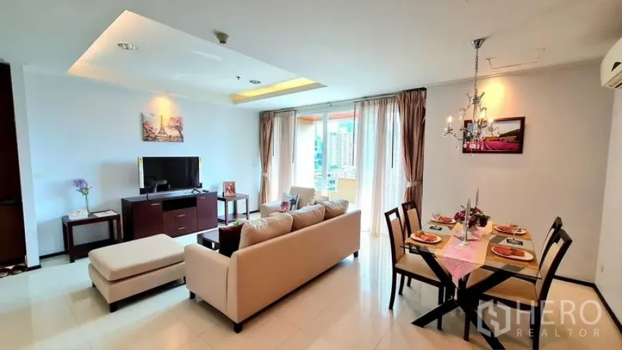 อพาร์ทเมนท์ ให้เช่าในWatthana, Bangkok - โถงนั่งเล่นและรับประทานอาหารเปิดออกสู่ระเบียงชมวิวเมือง ใกล้ BTS พร้อมพงษ์