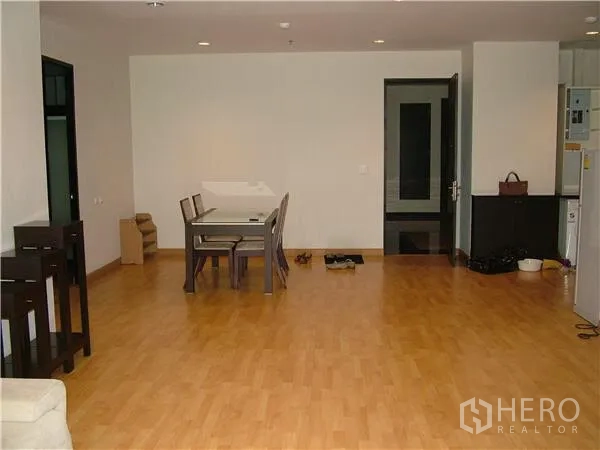 คอนโด ให้เช่าในKhlong Toei, Bangkok - พื้นที่รับประทานอาหารแบบเปิดโล่ง พื้นไม้สีอ่อนและโต๊ะทานข้าว ภายในคอนโดในกรุงเทพฯ