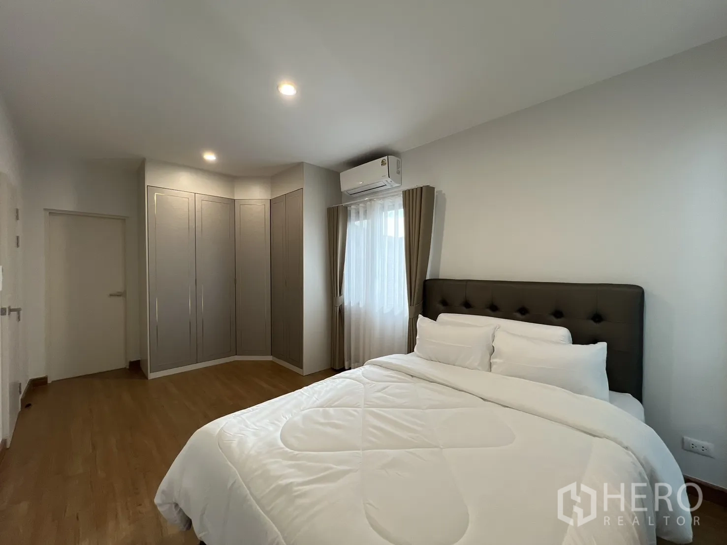 Detached House for rent in Prawet, Bangkok - Bedroom with queen bed, windows and corner wardrobe.