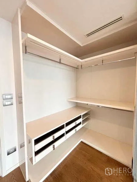 คอนโด ขายในSathon, Bangkok - ห้องแต่งตัวรูปตัวแอล มีลิ้นชัก ชั้นวาง และราวแขวน