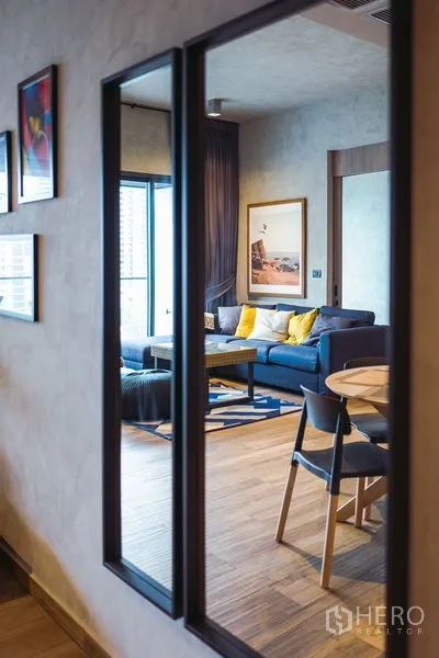 คอนโด ให้เช่าหรือขายในWatthana, Bangkok - ทางเดินพร้อมกระจกเงาสะท้อนพื้นที่นั่งเล่นและรับประทานอาหาร