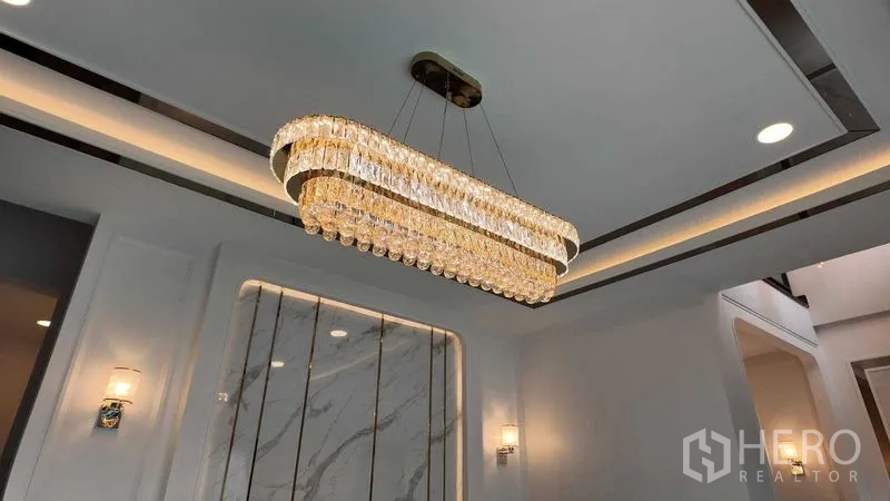 บ้าน ให้เช่าหรือขายในBang Na, Bangkok - ภาพใกล้ของโคมไฟคริสตัลทรงยาวฝังบนฝ้าหลุม