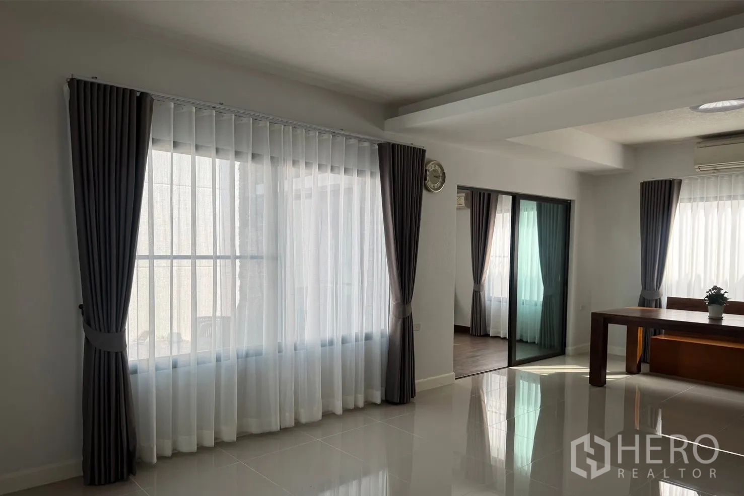 บ้าน for rent in Bang Phli, Samut Prakan - พื้นที่นั่งเล่นโปร่งแสงด้วยผ้าม่านสูง พื้นกระเบื้องเงา และประตูกระจกบานเลื่อน