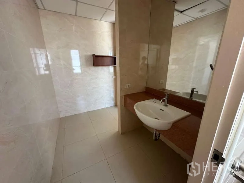 สำนักงาน ให้เช่าในPrawet, Bangkok - ห้องน้ำตกแต่งโทนอบอุ่น อ่างล้างหน้าติดผนังและกระจกบานใหญ่