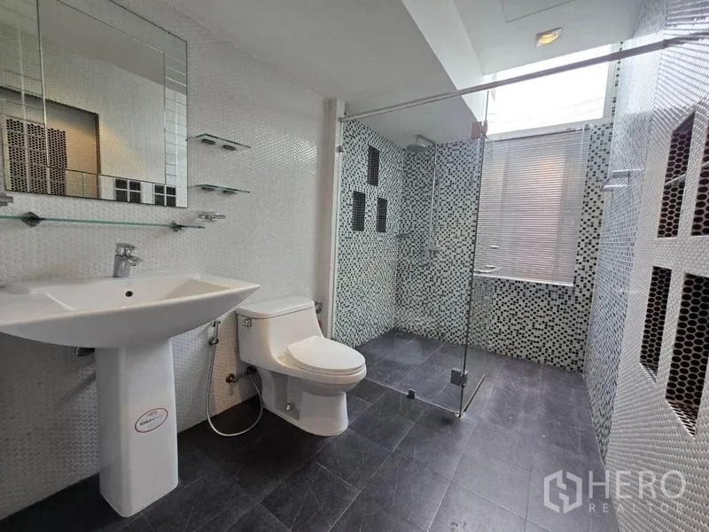 บ้าน ให้เช่าในSuan Luang, Bangkok - ห้องน้ำสว่าง ฝักบัวกระจก อ่างตั้งพื้น มีหน้าต่าง