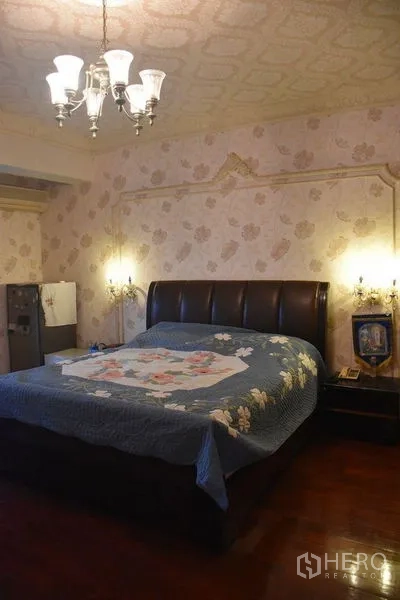 คอนโด ให้เช่าในWatthana, Bangkok - ห้องนอนหลักพร้อมหัวเตียงบุ โคมไฟระย้า และไฟหัวเตียงโทนอุ่น