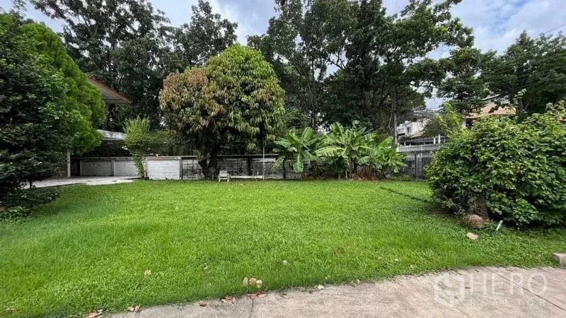 独立式住宅 出租 - 宽阔的绿色花园，树木与围墙