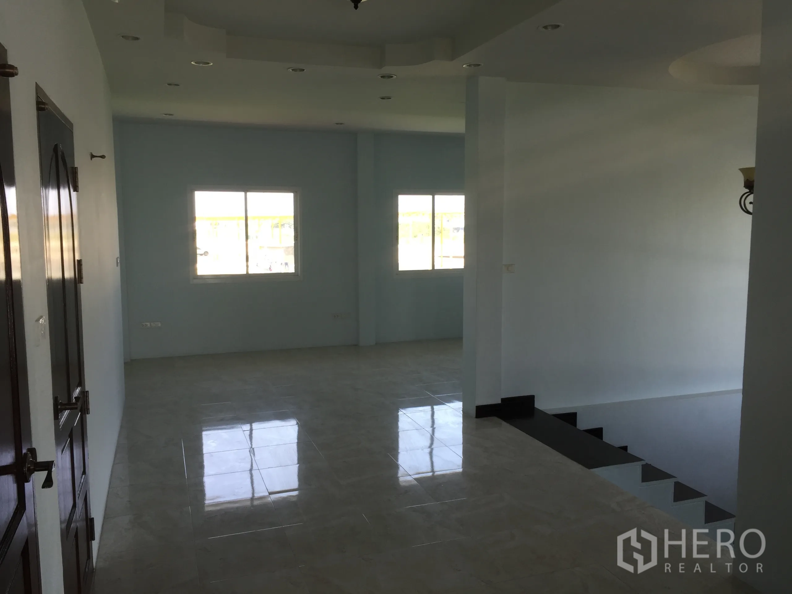 独立式住宅 出租在Saphan Sung, Bangkok - 二层平台，设窗户、筒灯与楼梯出入口。