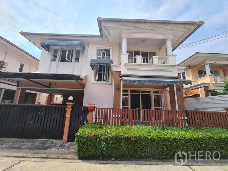 บ้าน ให้เช่าในSai Mai, Bangkok - มุมมองจากถนนเห็นหน้าบ้านเดี่ยว รั้วไม้และแนวพุ่มด้านหน้า