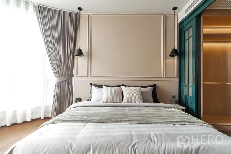 คอนโด ให้เช่าในKhlong Toei, Bangkok - ประตูบานเลื่อนกรอบสีเขียวปิดกั้นโซนแต่งตัวแบบวอล์กอิน