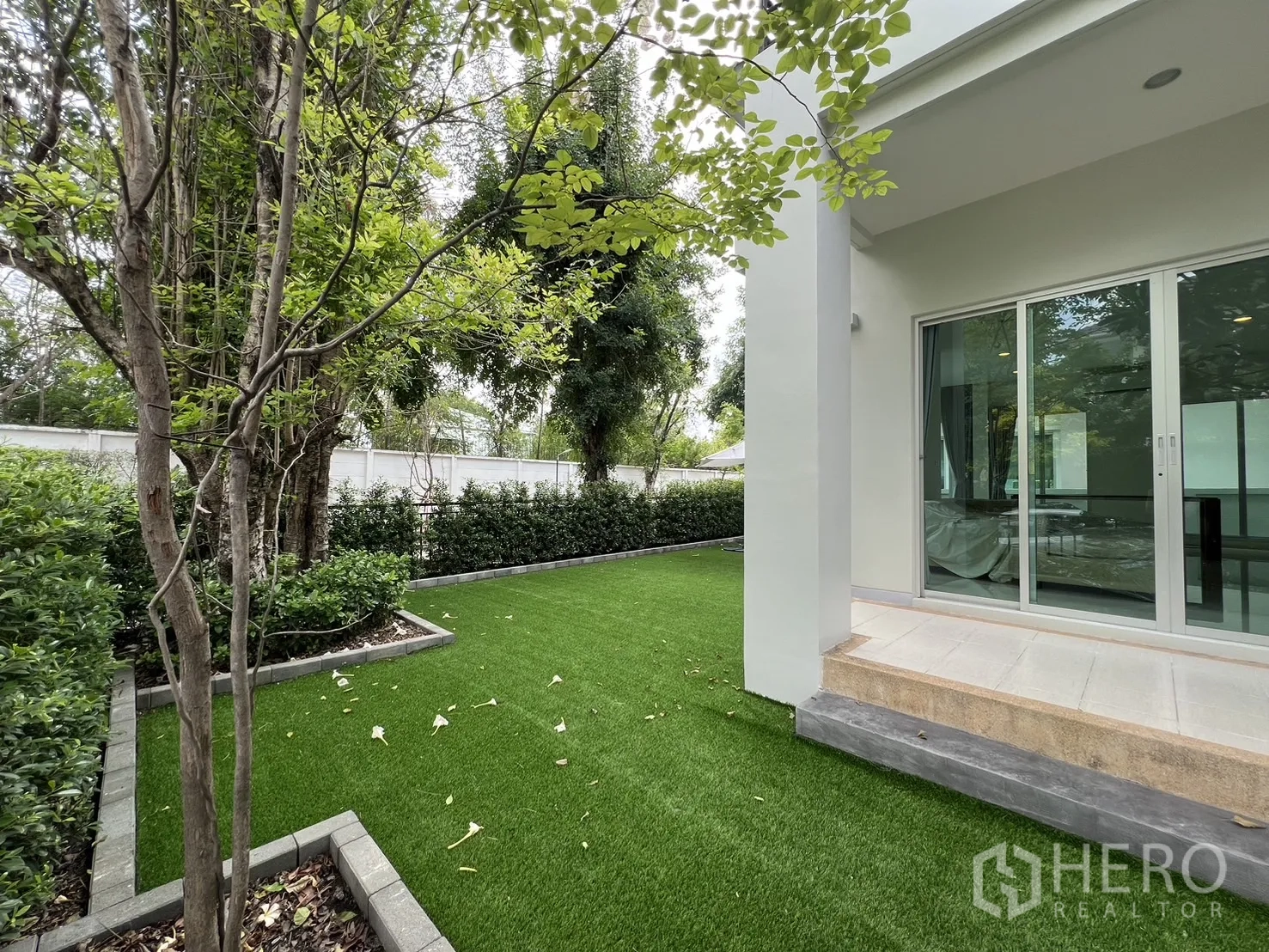 独立式住宅 出租在Saphan Sung, Bangkok - 后院人造草坪，紧邻推拉落地门