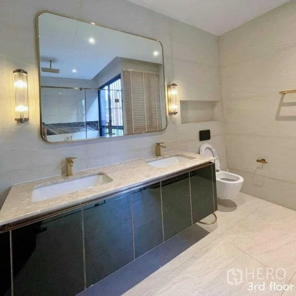 Detached House for rent in Bang Kapi, Bangkok - Luxury bathroom with double sinks, wall sconces and large mirror.