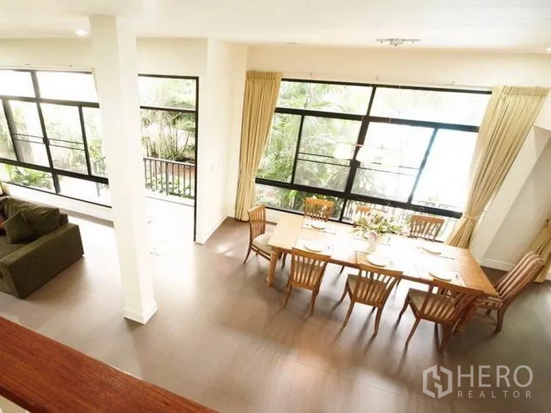 บ้าน ให้เช่าในKhlong Toei, Bangkok - มุมมองห้องทานอาหารพร้อมหน้าต่างบานใหญ่เห็นวิวสวน