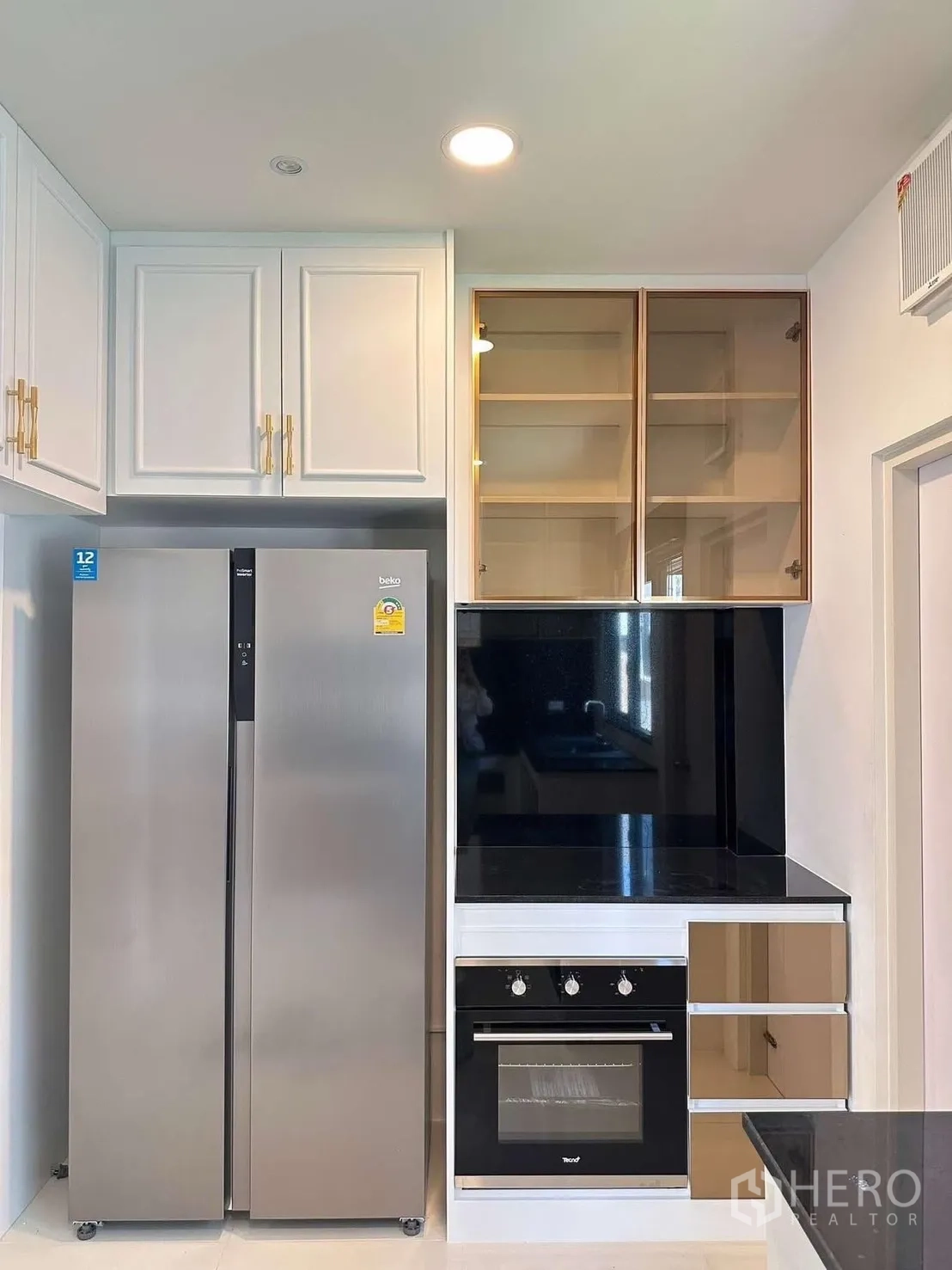 บ้านเดี่ยว for rent in Bang Phli, Samut Prakan - ผนังเครื่องใช้ไฟฟ้าพร้อมตู้เย็นแบบไซด์บายไซด์และเตาอบบิลท์อิน